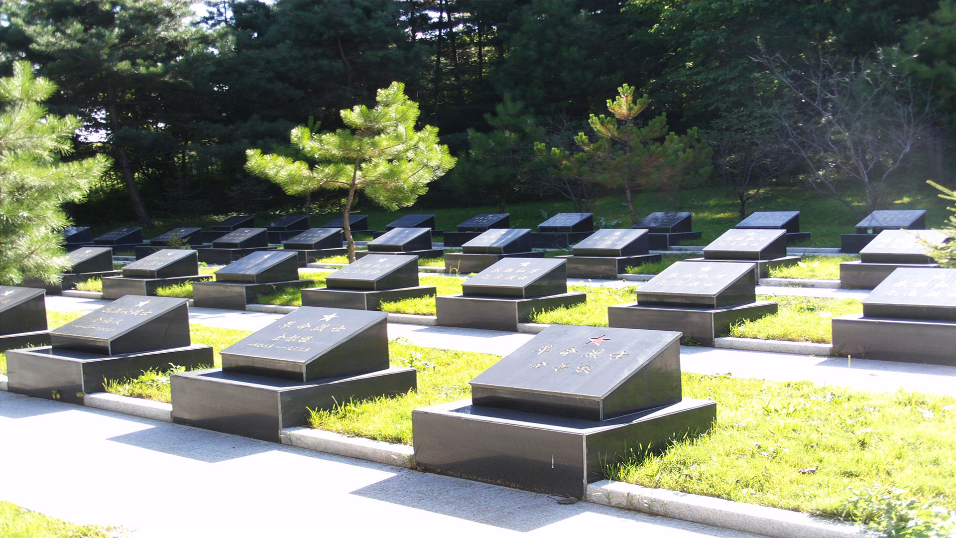 汪清县烈士陵园内的革命烈士墓群 拷贝