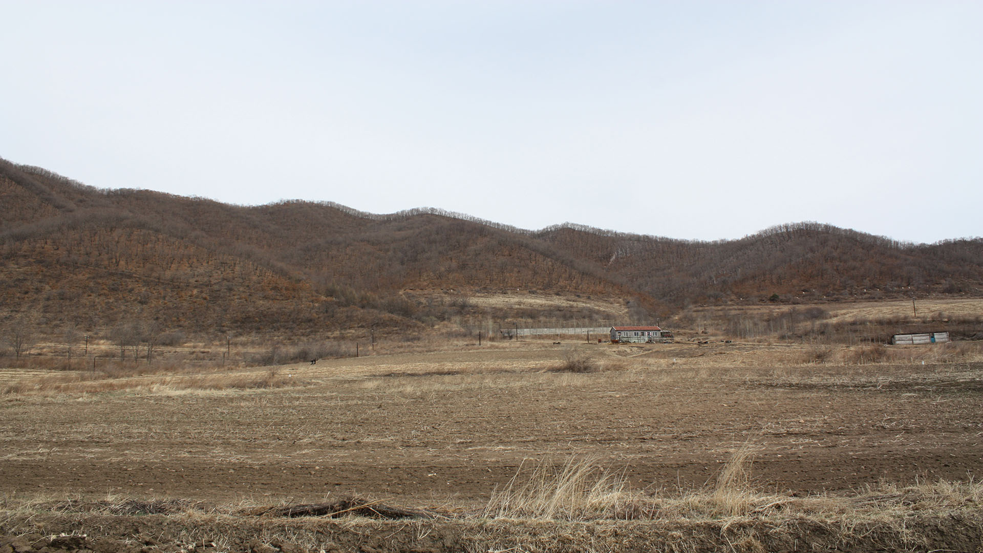 德源里惨案遗址 自南向北
