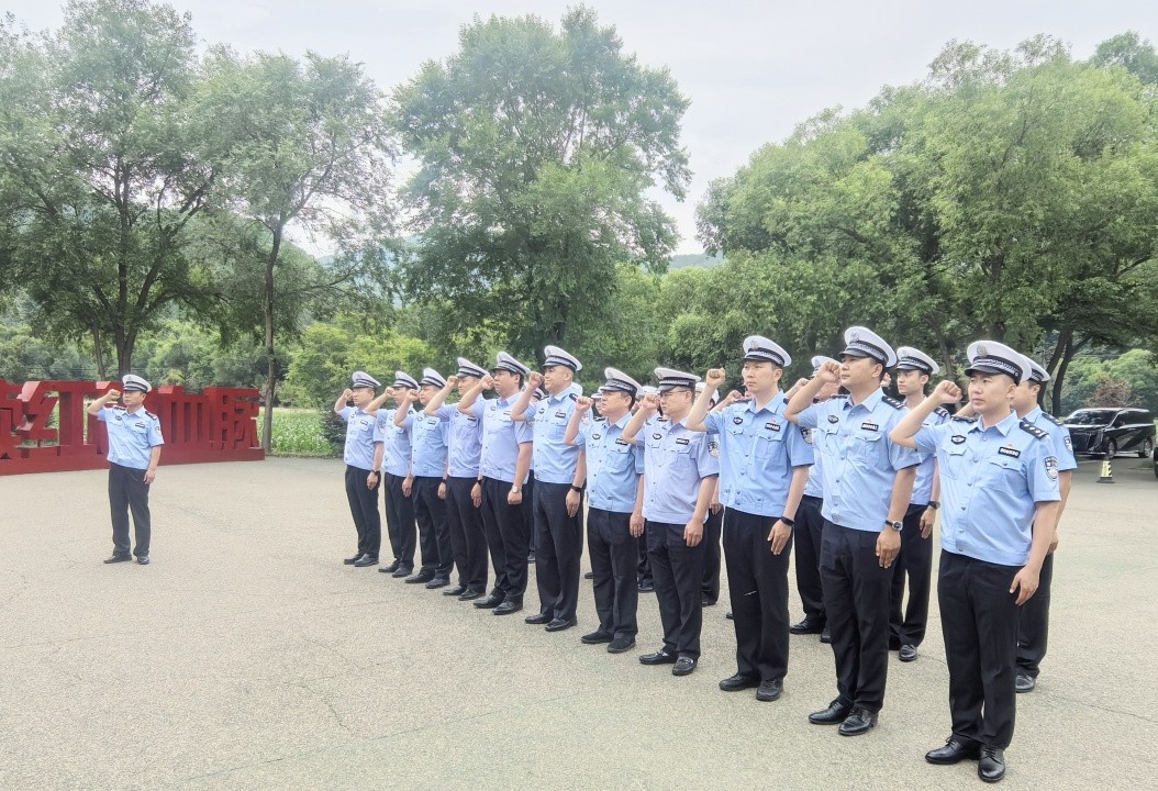 6.30交警.jpg 6.30交警.jpg