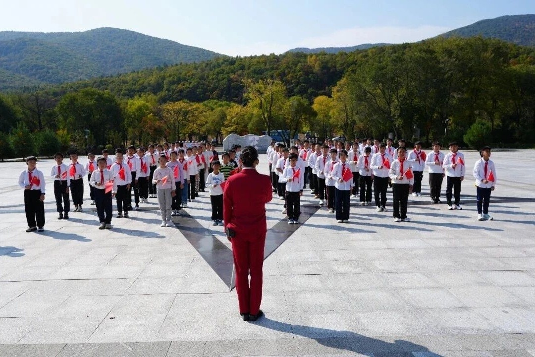 红旗映山河 童心护绿野